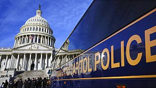Un bus de policiers au Capitole le 6 janvier 2022, à Washington.