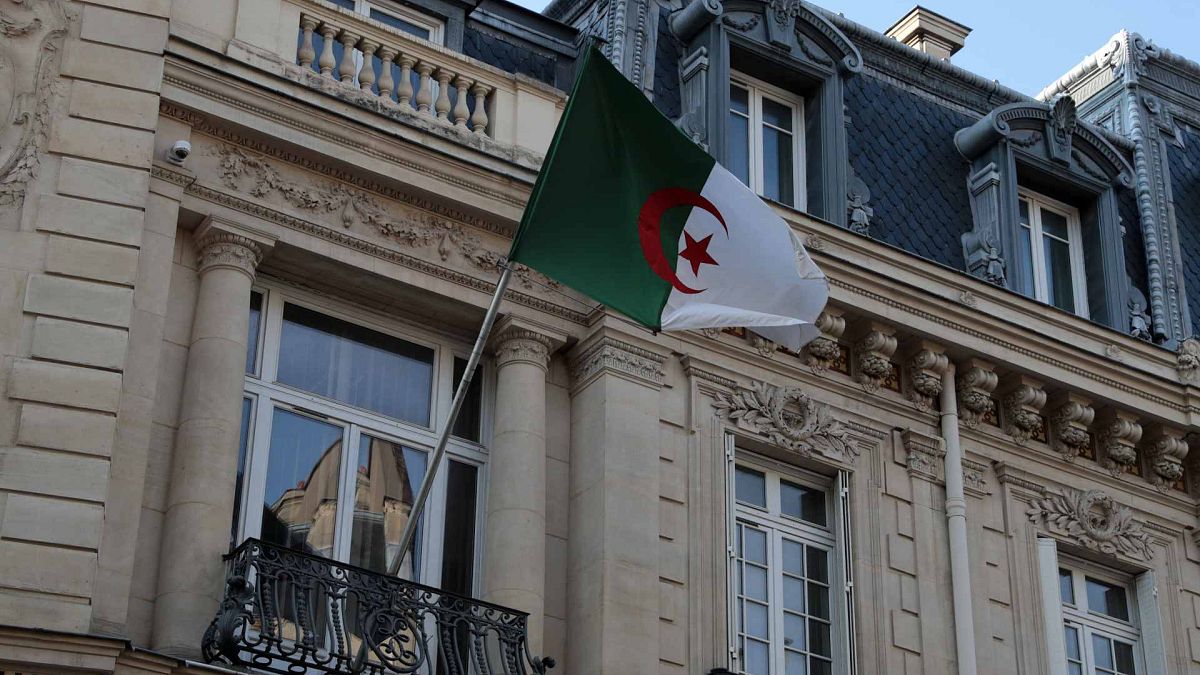 العلم الجزائري يرفرف على واجهة السفارة الجزائرية في باريس، فرنسا، 23 يوليو 2021 