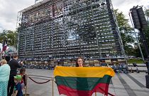 A litván függetlenség ünnepe 2019-ben; a háttérben 1500 régi rádióból összeállított fal: a készülékekkel koordinálták az ún. balti emberi láncot