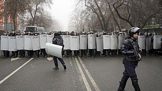 In Almaty standen sich Polizeikräfte und Demonstrierende gegenüber