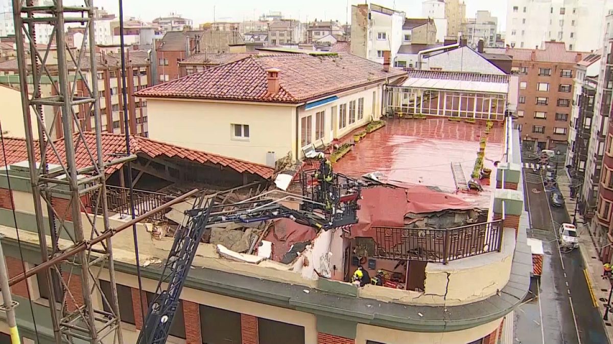 Los bomberos trabajan en el derrumbe del techo de un colegio en Gijón, España 5/1/2022