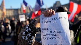 متظاهرون معارضون لشهادة اللقاح الإلزامي، في مسيرة احتجاجية في باريس، فرنسا.
