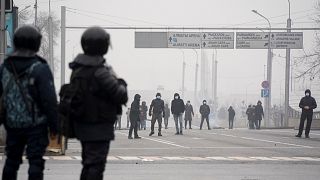 Manifestantes enfrentam a polícia em Almaty, Cazaquistão