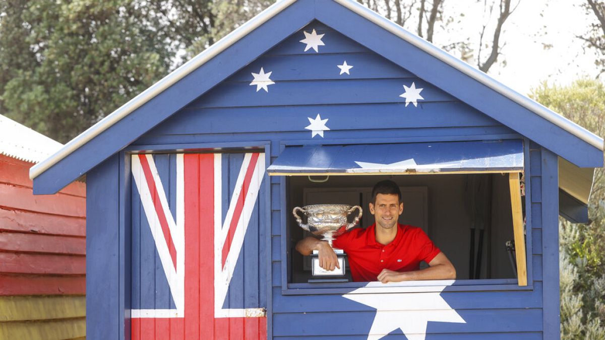 Novak Djokovic pose avec son trophée après avoir remporté l'Open d'Australie, le 22 février 2021