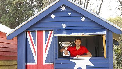 Novak Djokovic pose avec son trophée après avoir remporté l'Open d'Australie, le 22 février 2021