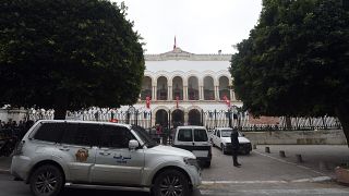 دورية شرطة تونسية تقوم بأعمال الحراسة أمام إحدى المحاكم التونسية.