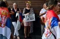 Novak Djokovic'in tutulduğu otel önünde destek gösterisi yapan bir Sırplı kadın
