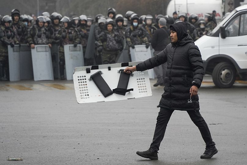 Kormányellenes tüntető Almatiban, 2022 január 5-én
