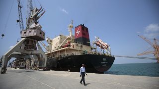 سفينة شحن راسية في ميناء الحديدة في اليمن