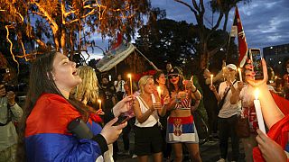 Partystimmung vor dem Park Hotel in Melbourne, wo Novak Djokovic zwangsweise untergekommen ist