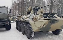Véhicules militaires russes sur le point de partir pour le Kazakhstan, dans le cadre d'une opération de maintient de la paix, le 6 janvier 2022 à Moscou