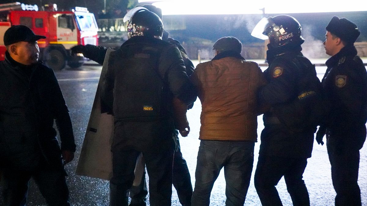 Detenção de um manifestante em Almaty, Cazaquistão