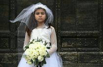 تلعب الطفلة دور جيورجيا، 10 أعوام التي أُجبرت على الزواج من باولو 47 عامًا خلال حدث نظمته منظمة العفو الدولية للتنديد بزواج الأطفال ـ 27 أكتوبر / تشرين الأول ـروما