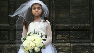 تلعب الطفلة دور جيورجيا، 10 أعوام التي أُجبرت على الزواج من باولو 47 عامًا خلال حدث نظمته منظمة العفو الدولية للتنديد بزواج الأطفال ـ 27 أكتوبر / تشرين الأول ـروما
