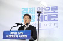 لي جاي ميونج مرشح الحزب الديمقراطي للرئاسة خلال المؤتمر الصحفي لبداية العام في كوريا الجنوبية في الرابع من يناير كانون الثاني 2022.
