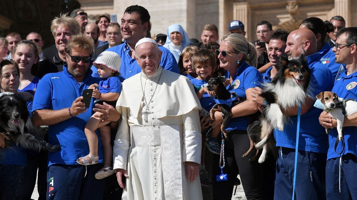 پاپ فرانسیس رهبر کاتولیکهای جهان می گوید جایگزین کردن بچه با حیوان خانگی نوعی خودخواهی است