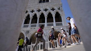 سياح يتجولون عبر شوارع مدينة البندقية الإيطالية