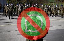 Photo d'illustration : réservistes de l'armée suisse sur la base de Moudon, le 8 novembre 2020. Montage : euronews