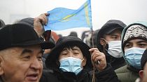 Un manifestant brandit le drapeau kazakh le 5 janvier 2022
