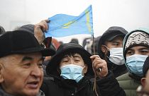 Un manifestant brandit le drapeau kazakh le 5 janvier 2022