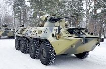 Vehículos militares de las Fuerzas de Paz rusas estacionados a la espera de ser transportados a Kazajistán el jueves 6 de enero de 2022.