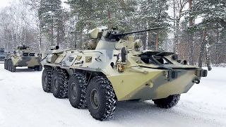 Vehículos militares de las Fuerzas de Paz rusas estacionados a la espera de ser transportados a Kazajistán el jueves 6 de enero de 2022.
