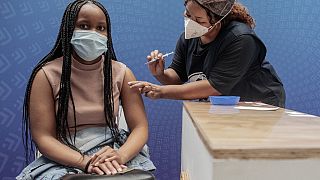 La France lève la quarantaine pour les voyageurs sud-africains vaccinés 