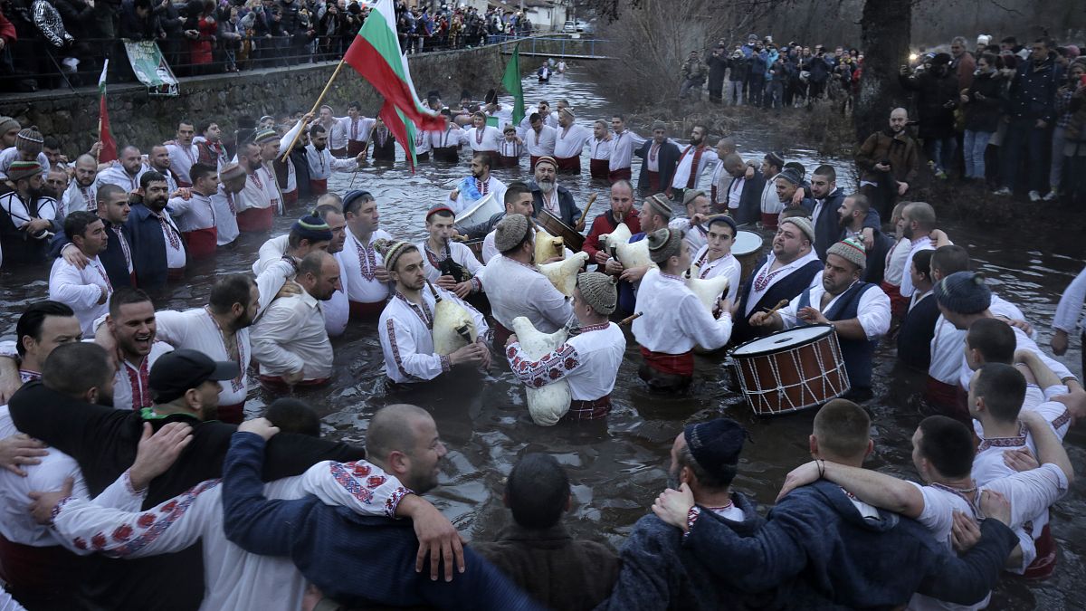 Kalofer in Zentralbulgarien ist bekannt für seinen Männertanz am Dreikönigstag.