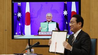 فوميو كيشيدا، رئيس الوزراء الياباني مع نظيره الأسترالي سكوت موريسون في قمة افتراضية