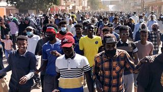 متظاهرون سودانيون يحتشدون ضد الجيش، نزلوا إلى شوارع العاصمة الخرطوم  في 6 يناير 2022.