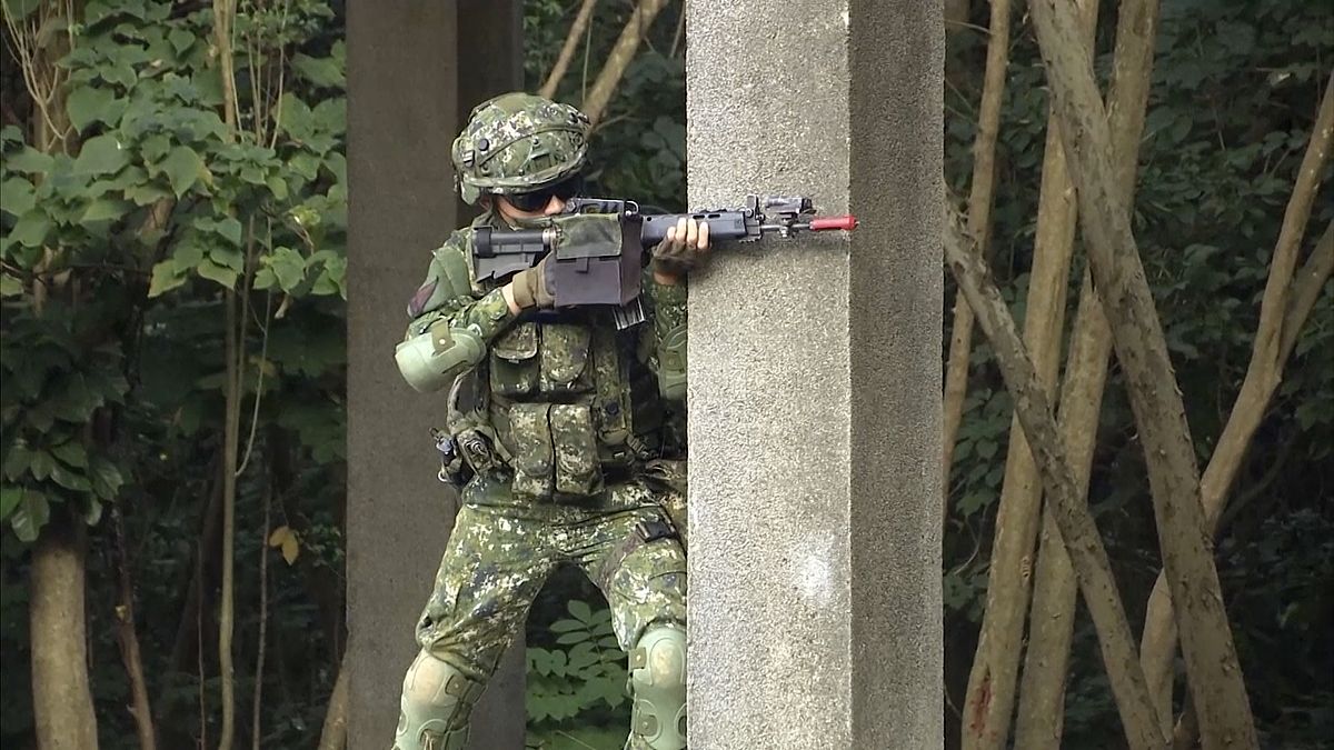 جندي تايواني يشهر سلاحه خلال مناورة حرب المدن في كاوشيونغ في جنوب تايوان. 2022/01/06