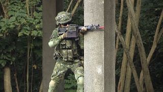 جندي تايواني يشهر سلاحه خلال مناورة حرب المدن في كاوشيونغ في جنوب تايوان. 2022/01/06