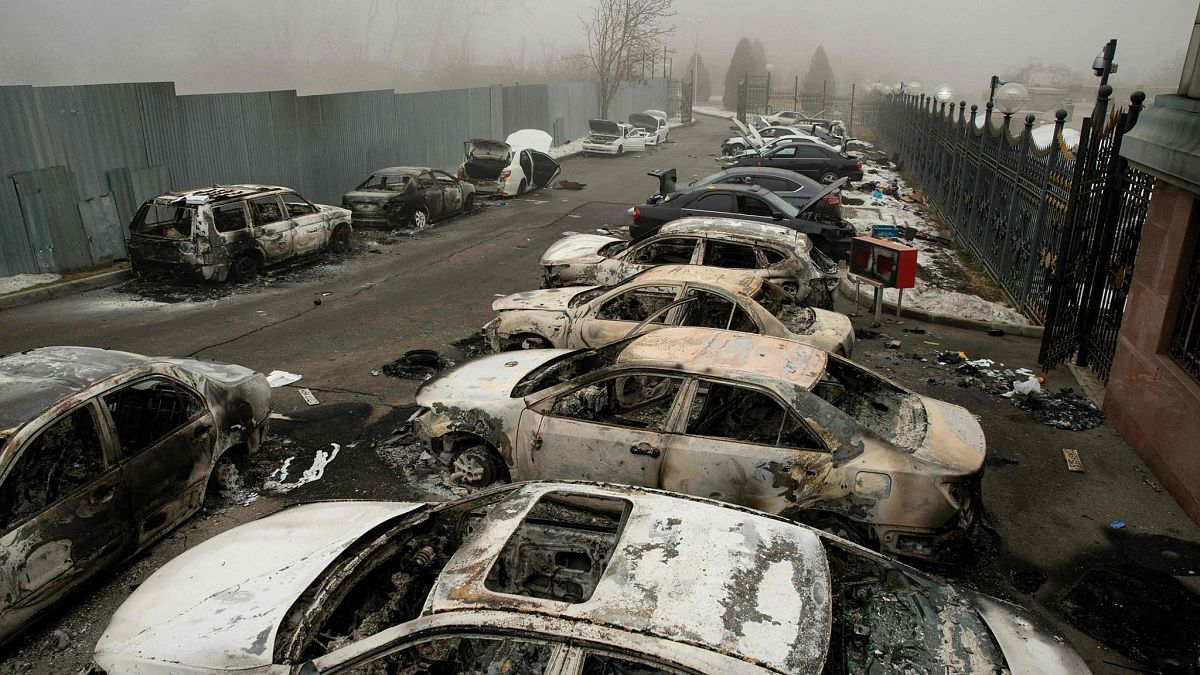 Kazakistan'da göstericiler araçları ateşe verdi