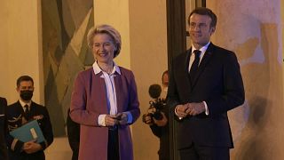Ursula von der Leyen y Emmanuel Macron en París