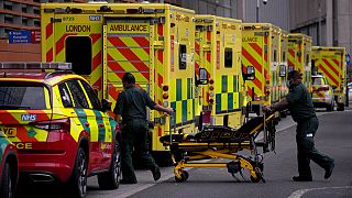 Fila de ambulâncias num hospital britânico
