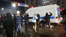 Des manifestants tentent de bloquer un bus de police lors d'une manifestation dans le centre d'Almaty, au Kazakhstan, mardi 4 janvier 2022.