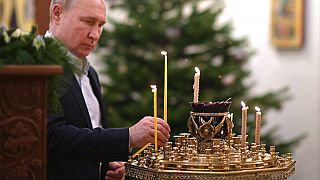 Wladimir Putin in einer Kirche in Novo-Ogaryovo nahe Moskau am 7. Januar 2022