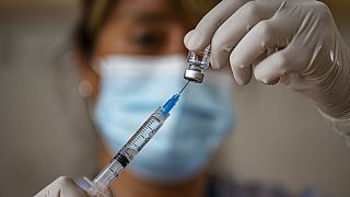 Una enfermera prepara una dosis de la vacuna contra la COVID-19
