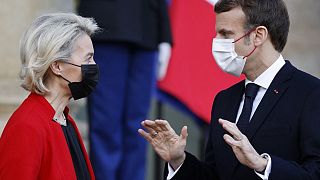 Ursula Von der Leyen et Emmanuel Macron dans la cour du Palais de l'Elysée, le 7 janvier 2022