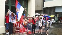 Seguidores de Djokovic protestan frente al hotel donde se encuentra recluido en Melbourne