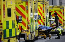 مريض على عربة بعد وصوله في سيارة إسعاف خارج مستشفى لندن الملكي في منطقة وايت تشابل شرق لندن، 6 يناير 2022.