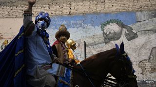 Peru: Drei Könige erinnern an Corona-Regeln