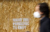 Ein Tag an einer Wand in Rom "Want the pandemic to end?" (Du willst, dass die Pandemie vorbei geht?)