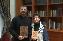 Ясна Ясерович со православным священником в Мостаре