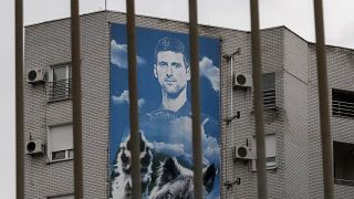 لوحة إعلانية تصور لاعب التنس الصربي نوفاك دجويكوفيتش على واجهة مبنى في بلغراد، صربيا. 2022/01/06