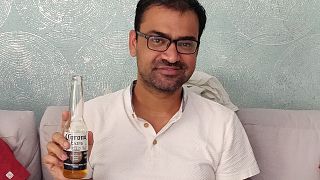 كوفيد كابور وهو يشرب بيرة كورونا في منزل أحد الأقارب في مومباي، الهند.