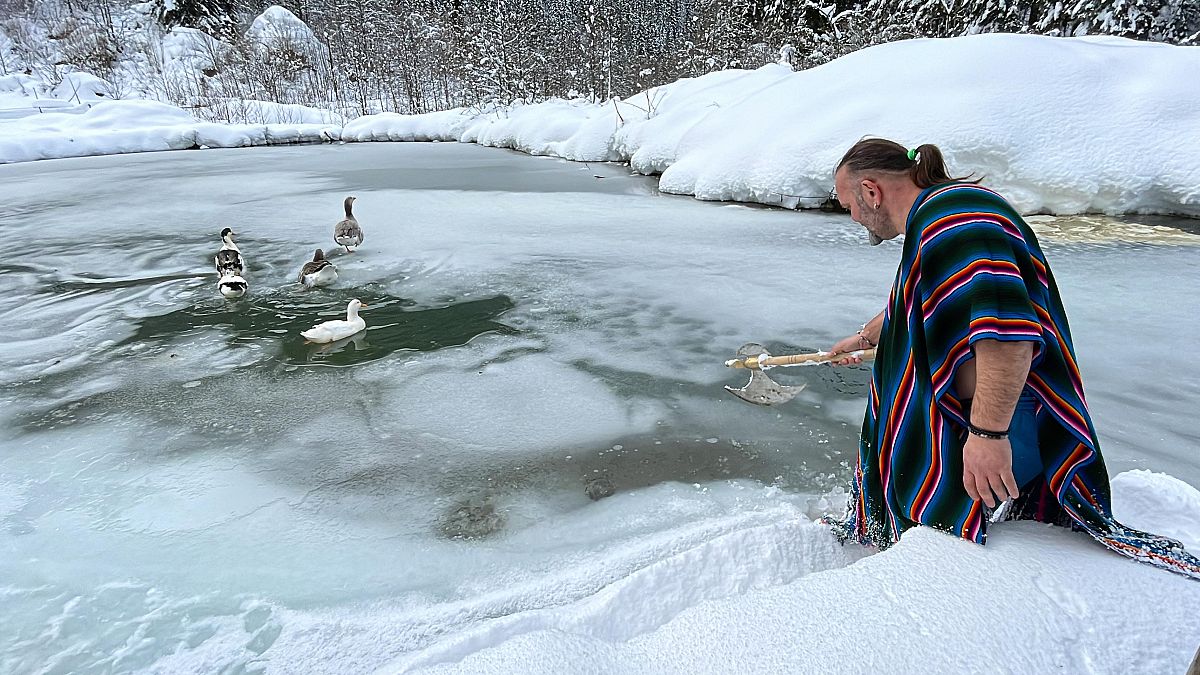 Kaçkarlı Viking lakabıyla anılan Muço Türkyılmaz, kışın yaşadığı bölgede bulunan gölün buzlarını kırarak ördekleri kurtlarlardan koruyor.