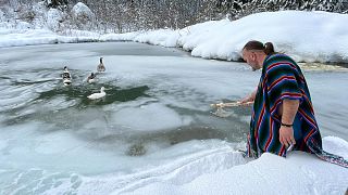 Kaçkarlı Viking lakabıyla anılan Muço Türkyılmaz, kışın yaşadığı bölgede bulunan gölün buzlarını kırarak ördekleri kurtlarlardan koruyor.
