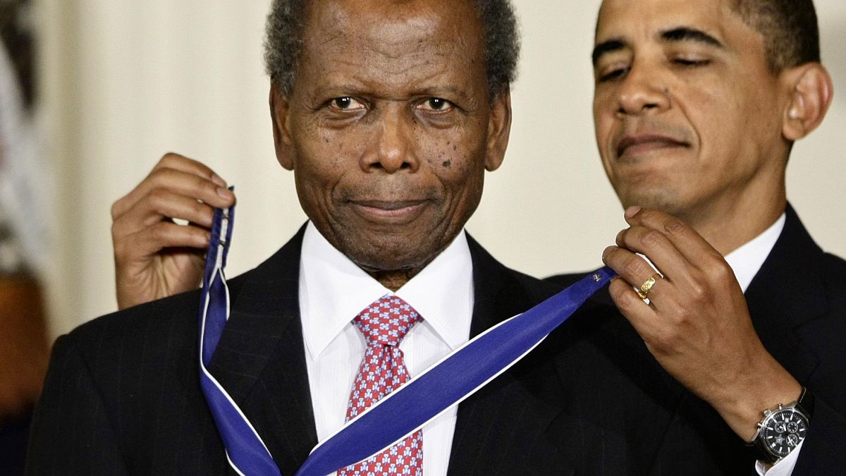 الرئيس السابق باراك أوباما يقلد سيدني بواتييه وسام الحرية الرئاسي لعام 2009 إلى في واشنطن، الولايات المتحدة.