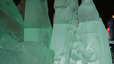 منحوتة الراعي السماوي في مهرجان المهد الجليدي في روسيا.